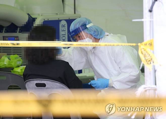 끝나지 않는 코로나19 검사 (울산=연합뉴스) 김용태 기자 = 9일 오후 울산시 중구 종합운동장 주차장에 마련된 신종 코로나바이러스 감염증(코로나19) 임시검사소에서 의료진이 검체를 채취하고 있다. 2021.9.9 yongtae@yna.co.kr