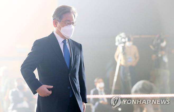 과반 득표 1위 차지한 이재명 (원주=연합뉴스) 양지웅 기자 = 12일 오후 강원 원주시 오크밸리리조트 컨벤션센터에서 열린 더불어민주당 강원권역 순회경선 합동연설회에서 과반 득표로 1위를 차지한 이재명 후보가 행사장으로 발걸음을 옮기고 있다. 2021.9.12 yangdoo@yna.co.kr