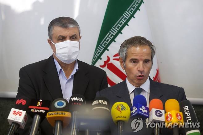 공동 기자회견하는 이란 원자력청장(왼쪽)과 IAEA 사무총장 [로이터=연합뉴스]