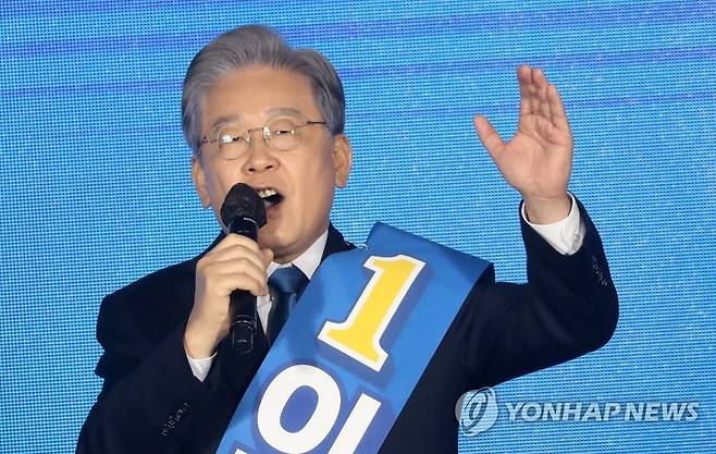 정견 밝히는 이재명 (원주=연합뉴스) 양지웅 기자 = 12일 오후 강원 원주시 오크밸리리조트 컨벤션센터에서 열린 더불어민주당 강원권역 순회경선 합동연설회에서 이재명 후보가 정견을 밝히고 있다. 2021.9.12 yangdoo@yna.co.kr