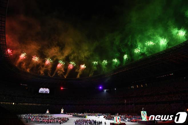 5일 일본 도쿄 올림픽스타디움에서 열린 도쿄패럴림픽 폐회식에서 공연 도중 화려한 불꽃이 하늘을 수놓고 있다. (대한장애인체육회 제공) 2021.9.5/뉴스1 © News1 김진환 기자