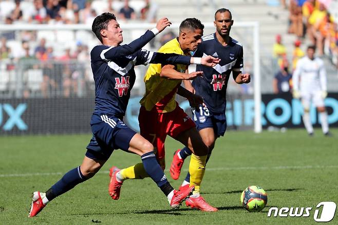 지롱댕 보르도 황의조(왼쪽)가 랑스와의 경기에 선발로 출전했지만 부상으로 교체됐다. © AFP=뉴스1