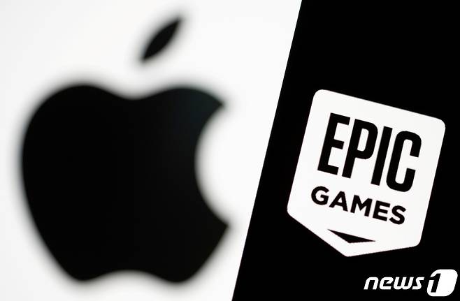 최근 반독점 소송전을 벌이고 있는 애플과 에픽게임스의 로고. © 로이터=뉴스1 © News1 박형기 기자