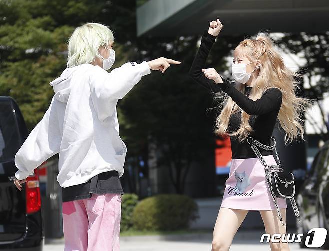 가수 현아, 던 커플이 13일 서울 목동 SBS에서 진행된 SBS라디오 파워FM '최화정의 파워타임'을 위해 방송국으로 들어서며 애정을 뽐내고 있다. © News1 권현진 기자