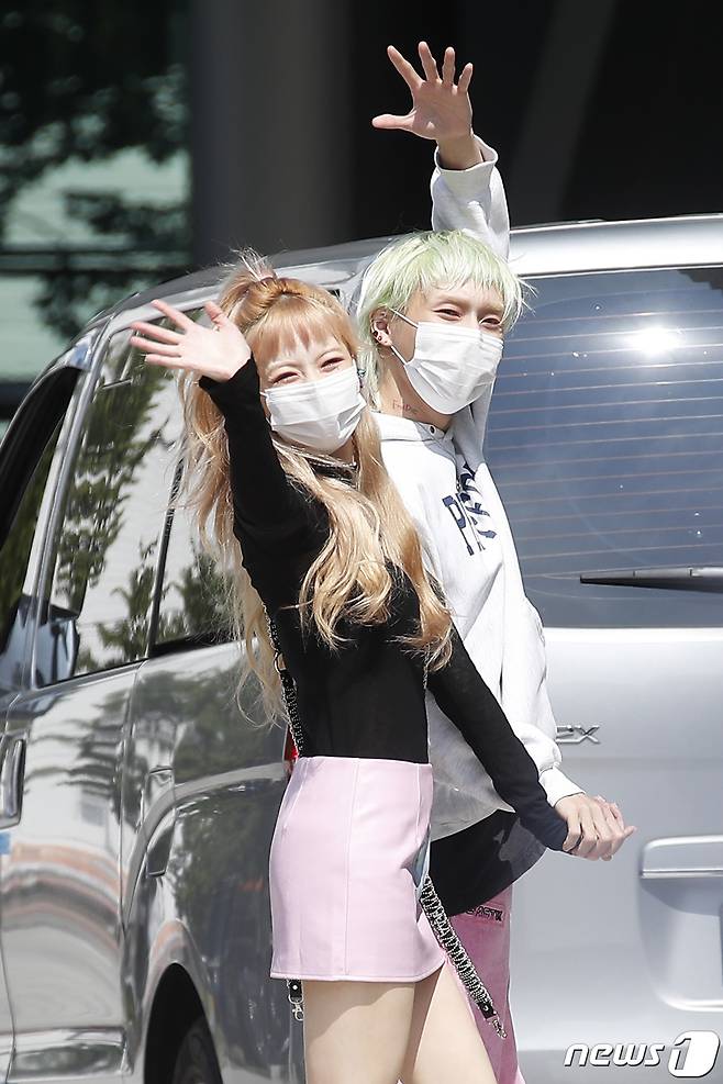 가수 현아, 던 커플이 13일 서울 목동 SBS에서 진행된 SBS라디오 파워FM '최화정의 파워타임'을 위해 방송국으로 들어서며 인사를 하고 있다. © News1 권현진 기자