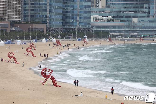 1부산 해운대구 해운대해수욕장이 4단계 시행 후 한산한 모습을 보이고 있다.(사진은 기사내용과 관련없음)/뉴스1 © News1