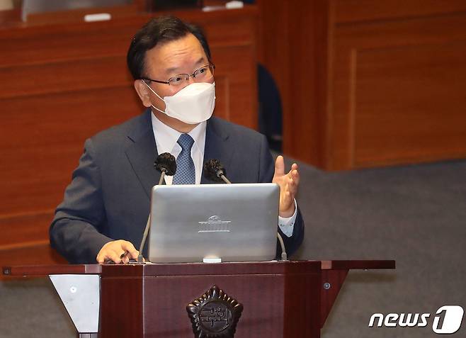 김부겸 국무총리가 13일 오후 국회 본회의에서 열린 정치 분야 대정부 질문에 출석해 권성동 국민의힘 의원 질의에 답변하고 있다. 2021.9.13/뉴스1 © News1 이동해