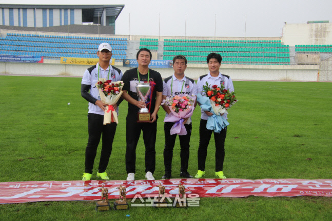 장민석(왼쪽 두 번째) J-SUN FC 감독과 코칭스태프.제공 | J-SUN FC