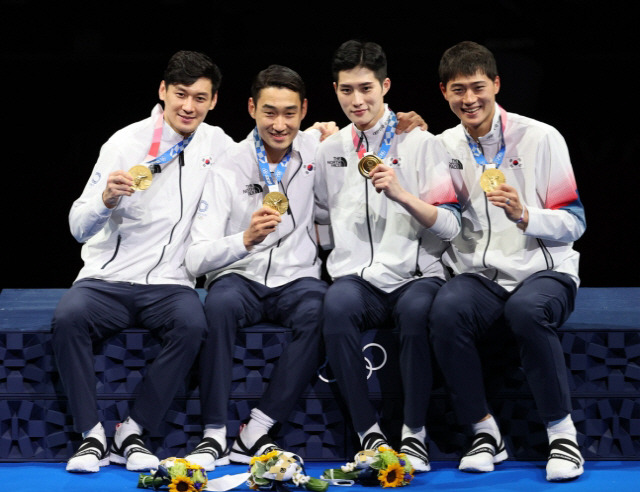 도쿄올림픽 단체전 남자 사브르 금메달(구본길, 김정환, 김준호, 오상욱)<저작권자(c) 연합뉴스, 무단 전재-재배포 금지>