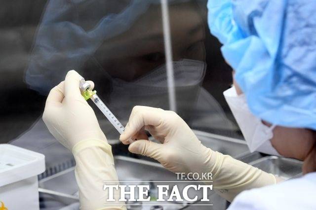 13일 광주 광산구보건소 등에 따르면, 코로나19 화이자 백신 접종 뒤 쓰러져 치료를 받던 30대 남성 A씨가 전날 오후 11시 22분께 사망했다. /이동률 기자