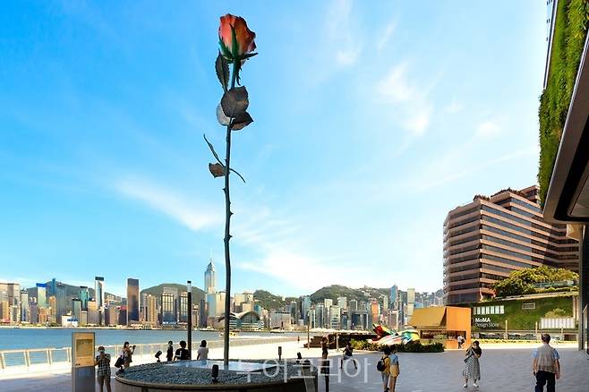 건물 앞에 설치된 작품 'Rose II',&nbsp; 이사 겐즈켄(Isa Genzken)의 작품