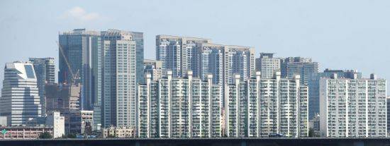 13일 서울 시내 아파트 모습 ＜사진=연합뉴스＞