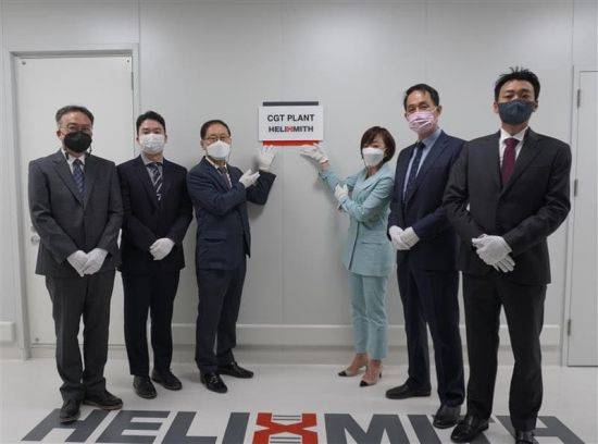 헬릭스미스가 13일 유전자·세포치료제 전문 공장 ‘CGT Plant’의 준공을 기념하여 현판식을 개최했다. 유승신 대표이사(우측 3번째), 박원호 사장(좌측 3번째), 배경동 생산본부장(우측 2번째) 등 참석자들이 기념사진을 촬영하고 있다. /사진제공=헬릭스미스
