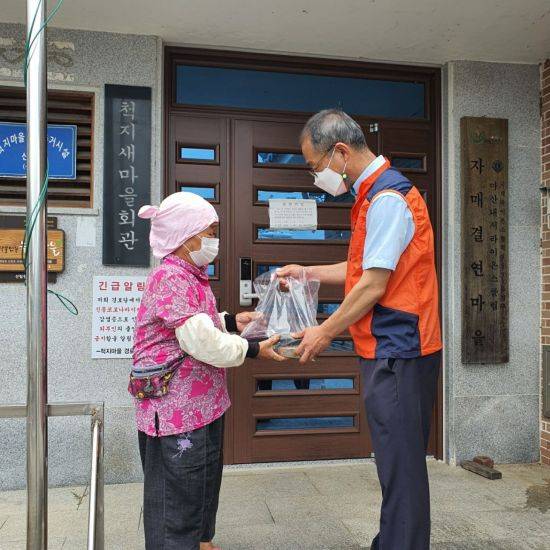 홀로 어르신 대상 반찬배달 재게 [이미지출처=산청군]
