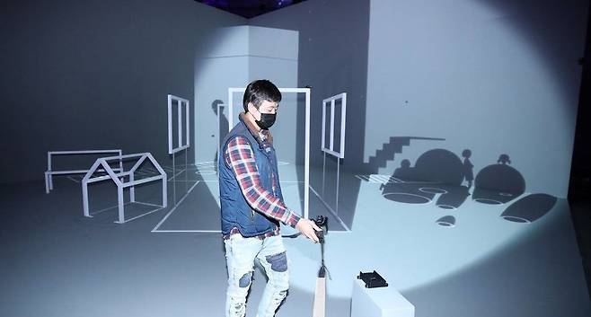 문재인 대통령 아들 문준용씨가 지난해 전시에서 자신의 그림자 작품을 시연하고 있다. /연합뉴스