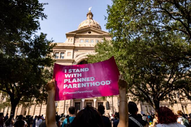 낙태옹호론자들이 12일(현지시각) 텍사스 주 청사 앞에서 텍사스주가 최근 추진한 낙태금지법을 반대하는 시위를 벌이고 있다. /AFP 연합뉴스