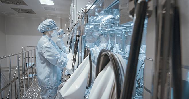 충청남도 예산에 있는 보령제약 예산공장의 항암제 생산라인에서 연구원들이 제품을 보고 있다./보령제약 제공