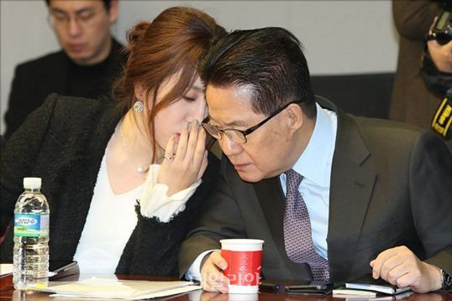 2018년 1월12일 박지원 당시 국민의당 의원과 조성은 전 비대위원이 국회 의원회관에서 열린 국민의당지키기운동본부 전체회의에서 대화를 하고 있다. ⓒ데일리안