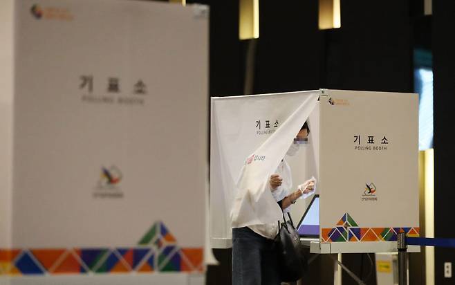 5일 오후 더불어민주당 대선 후보를 선출하는 충북·세종 민주당 순회경선이 진행된 충북 청주시 서원구 CJB컨벤션센터에서 한 당원이 투표하고 있다. 연합뉴스
