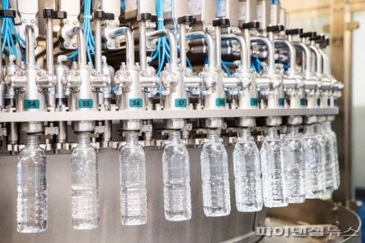 바이오페트 적용 '제주삼다수 바이오' 제품 생산 모습 [제주도개발공사] /사진=fnDB