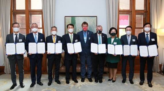 13일 오전 서울 중구 세종대로 주한 영국대사관에서 열린 '국제 기후리스크 관리모형 개발' 업무 협약식에 참석한 CJ제일제당 최은석 대표이사(왼쪽 첫번째)를 비롯한 산관학 대표들이 협약을 마치고 기념촬영을 하고 있다.