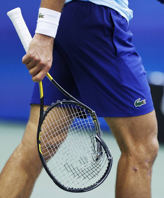 세르비아 노바크 조코비치는 13일(한국시각) 미국 뉴욕의 빌리진 킹 내셔널 테니스센터에서 열린 유에스오픈 남자 단식 결승전에서 경기가 잘 풀리지 않자 자신의 라켓을 부쉈다. 뉴욕/EPA 연합뉴스