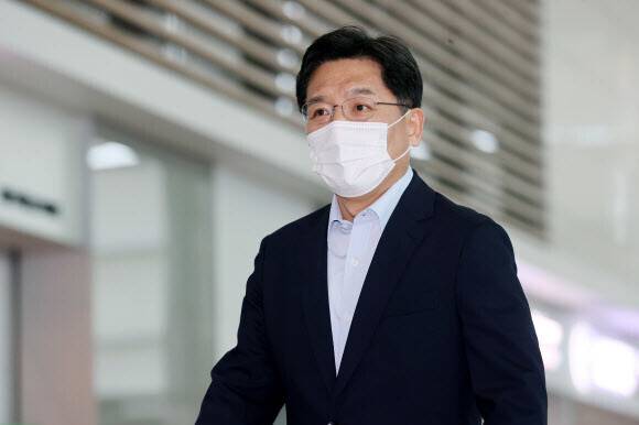 Noh Kyu-duk, special representative for Korean Peninsula Peace and Security Affairs, departs for Japan at Incheon International Airport on Sunday for discussions on North Korea between South Korea, Japan and the United States. (Yonhap News)