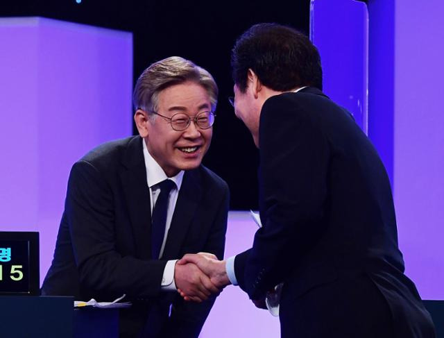 더불어민주당 이재명(왼쪽), 이낙연 대선 예비후보가 지난달 11일 서울 여의도 KBS에서 열린 본경선 3차 TV토론에 앞서 인사하고 있다. 연합뉴스