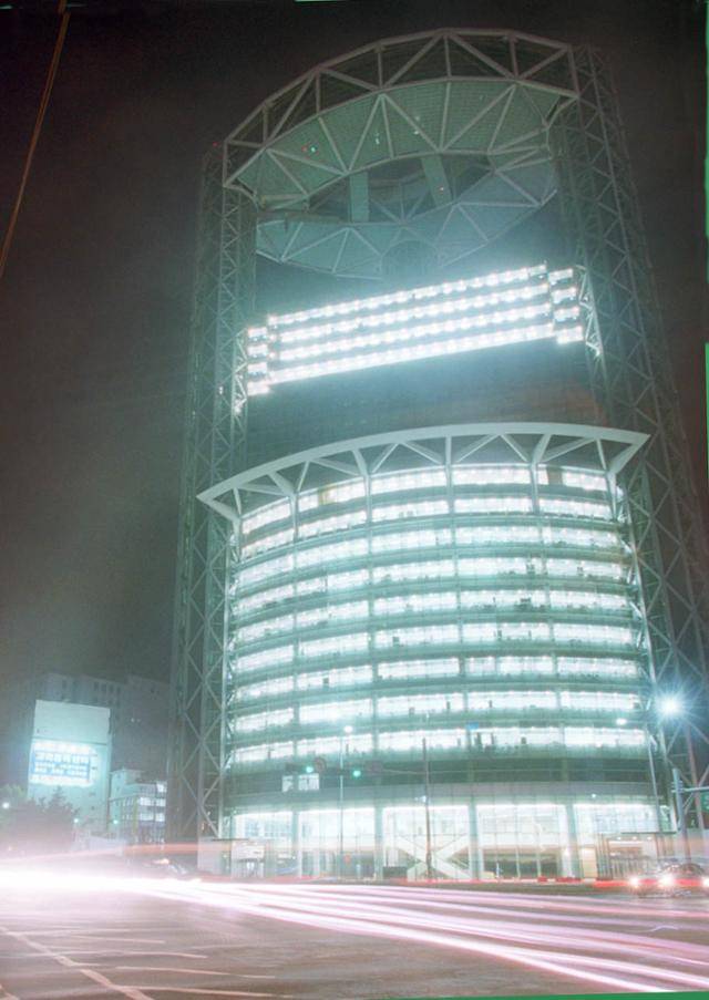 국세청이 입주해있던 2014년 서울 종로타워에 불이 환하게 밝혀져 있다. 한국일보 자료사진