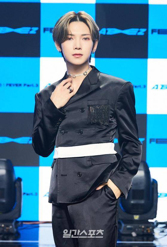 그룹 에이티즈(ATEEZ)가 13일 오후 미니 7집 ‘제로 : 피버 파트 3(ZERO : FEVER Part.3) 발매 기념 쇼케이스를 온라인으로 진행했다. 에이티즈(홍중, 성화, 윤호, 여상, 산, 민기, 우영, 종호) 멤버 여상이 포토타임에서 포즈를 취하고 있다. 〈사진=KQ엔터테인먼트 제공〉 김진경 기자 kim.jinkyung@joongang.co.kr/2021.09.13/