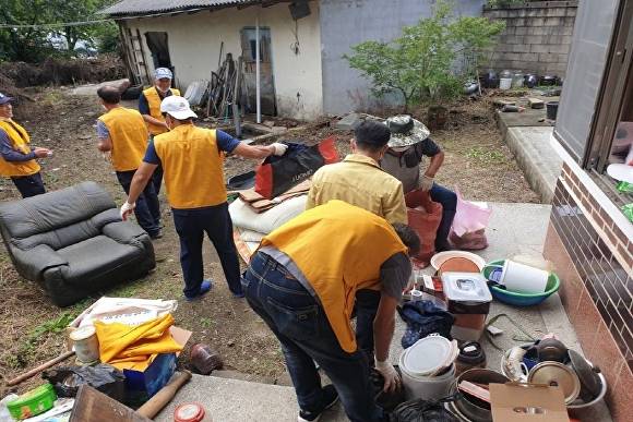 전라남도 장성군 ‘옐로우시티 복지기동대’가 군내 가옥을 찾아 봉사활동을 하고 있다. [사진=장성군]
