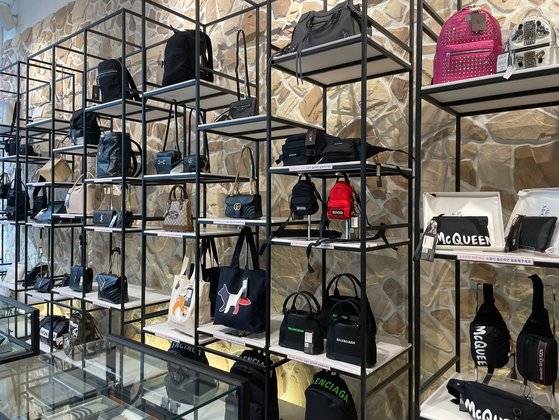 9일 인천 송도의 명품 병행 수입 업체를 찾았다. 최근 명품 수요가 늘어나면서 국내 명품 병행 수입 업체들이 성업중이다. 유지연 기자