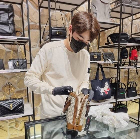 현지 사업 노하우가 없는 신생 업체의 경우 가품을 들여올 수 있는 확률이 있다. 최근 온라인 상에서 명품을 구매한 뒤 가품 피해를 호소하는 경우가 많은 이유다. 사진 롯데온