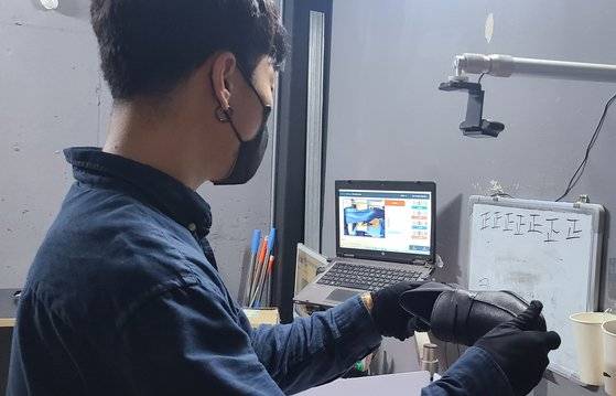 롯데온 트러스트온 프로그램에 참여 중인 업체가 상품 출고 전 검수 과정을 구매 고객에게 공유하고 있다. 사진 롯데온