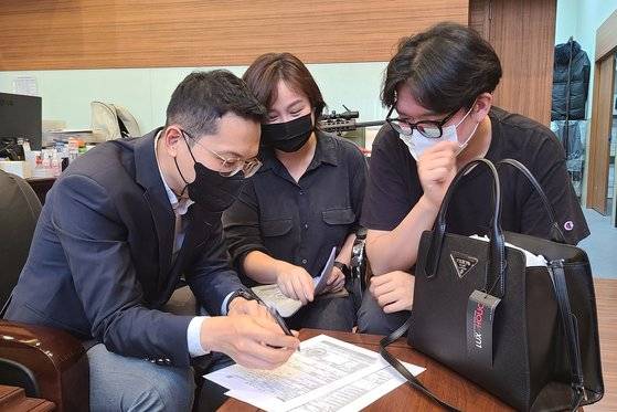 롯데온 관계자가 현지 거래 증빙 서류와 인보이스, 수입신고 필증을 확인하고 있다. 이소아 기자