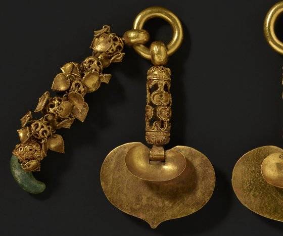 무게 각 53.4g, 54.7g의 무령왕릉 금귀걸이는 국내에서 발견된 금귀걸이 중 가장 무겁다. 국립공주박물관은 무령왕릉 발굴 50주년 특별전을 14일부터 내년 3월 6일까지 연다. 국립공주박물관