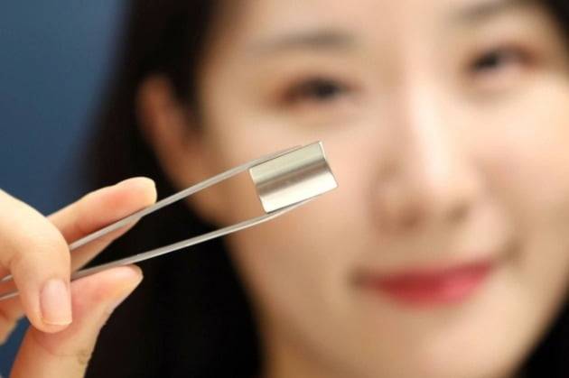 LG이노텍 직원이 친환경 마그넷을 선보이고 있다. [사진=LG이노텍 제공]