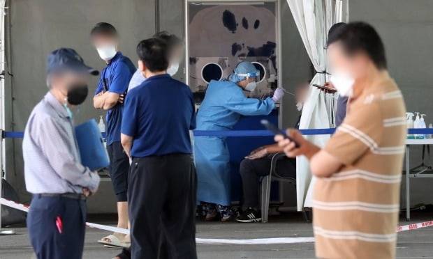 서울 송파구 가락농수산물종합도매시장에 마련된 신종 코로나바이러스 감염증(코로나19) 임시선별진료소에서 시민들이 검사를 받고 있다. /사진=뉴스1