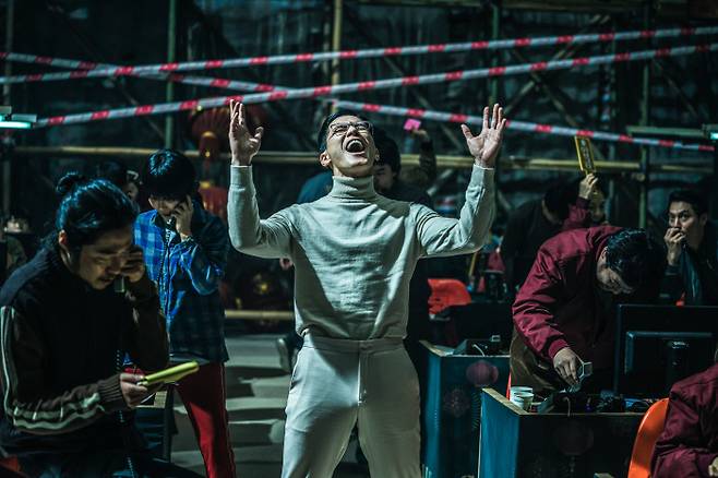 보이스피싱 조직의 ‘브레인’인 곽프로(김무열)는 인간성을 상실한 채 보이스피싱 범죄를 총설계하는 인물이다. CJ ENM 제공