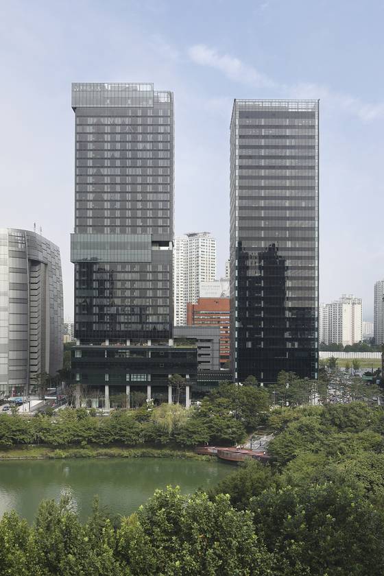 KT will start moving some core departments to the company’s recently-constructed building in Songpa District, southern Seoul, the company said on Monday. At right is the office section of the new building where KT will be located, and at left is the hotel building where French hotel franchise Sofitel will open later this month. [KT]