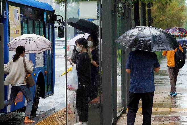 전국에 비가 내린 31일 오후 서울 상암동 인근에서 시민들이 우산을 쓴 채 걸어가고 있다. 사진= 박효상 기자