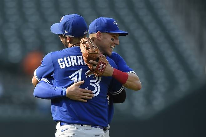 승리를 자축하는 토론토 선수단.&nbsp; &nbsp;AP 연합