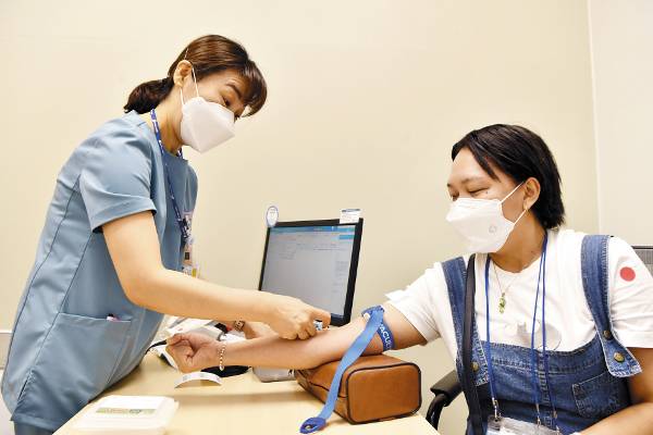 한국살이 10년 차인 마리칼씨가 11일 인천세종병원에서 생애 첫 건강검진을 받으며 채혈하고 있다. 인천=신석현 인턴기자