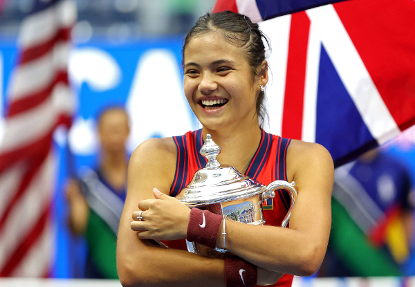 에마 라두카누가 12일(한국시간) 미국 뉴욕의 빌리진 킹 내셔널 테니스 센터에서 열린 US오픈 여자 단식 결승에서 우승한 뒤 트로피를 껴안고 활짝 웃고 있다. AFP연합뉴스