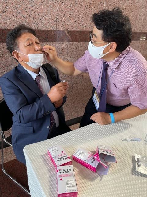 예장백석 관계자가 13일 PCR 검사를 제출하지 못한 총대에게 간이진단키트로 코로나 검사를 하고 있다.