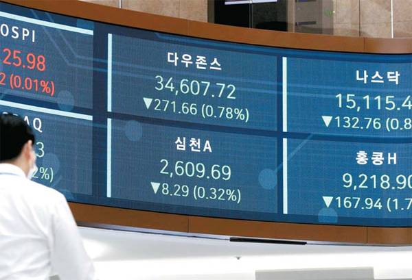최근 미·중 증시가 약세장에 빠지면서 서학개미들의 고민이 커지고 있는 가운데 13일 서울 여의도 한국투자증권 본사에서 한 사람이 세계 주식 시세판 앞을 지나가고 있다. [이승환 기자]