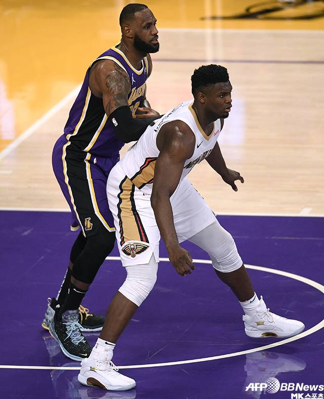 자이언 윌리엄슨(오른쪽)이 2020-21 NBA 원정경기에서 르브론 제임스(왼쪽)를 등지면서 골밑 공격 기회를 엿보고 있다. 사진=AFPBBNews=News1