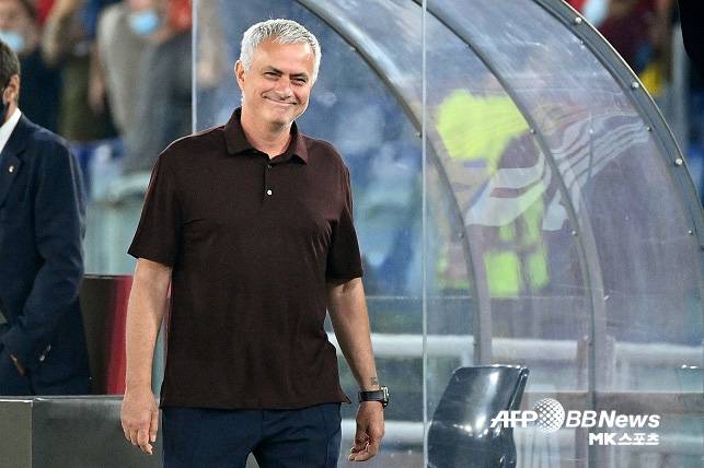 조세 무리뉴 AS 로마 감독이 13일(한국시간) 이탈리아 로마의 올림피코 스타디움에서 열린 사수올라와의 경기에서 승리한 뒤 기뻐하고 있다. 사진(이탈리아 로마)=AFPBBNEWS=NEWS1