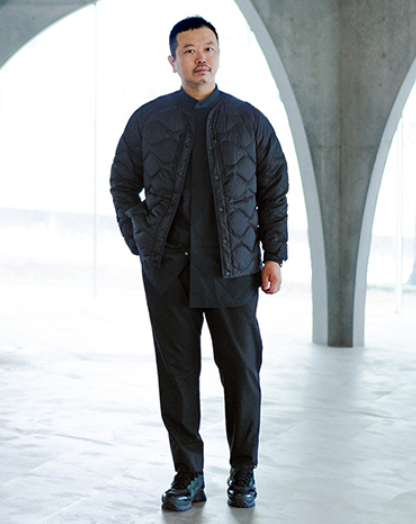 아이자와 요스케가 착용한 유니클로X화이트마운티니어링 협업 울트라 라이트 다운 재킷 이미지/사진=유니클로 공식 홈페이지