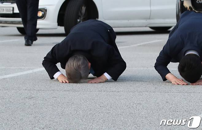 12일 오후 강원 원주시 오크밸리리조트 컨벤션홀에서 열린 더불어민주당 제20대 대통령선거 후보자 선출을 위한 강원 합동연설회(1차 슈퍼위크)에서 이재명 후보가 지지자들에게 큰절을 하고 있다. / 사진제공=뉴스1